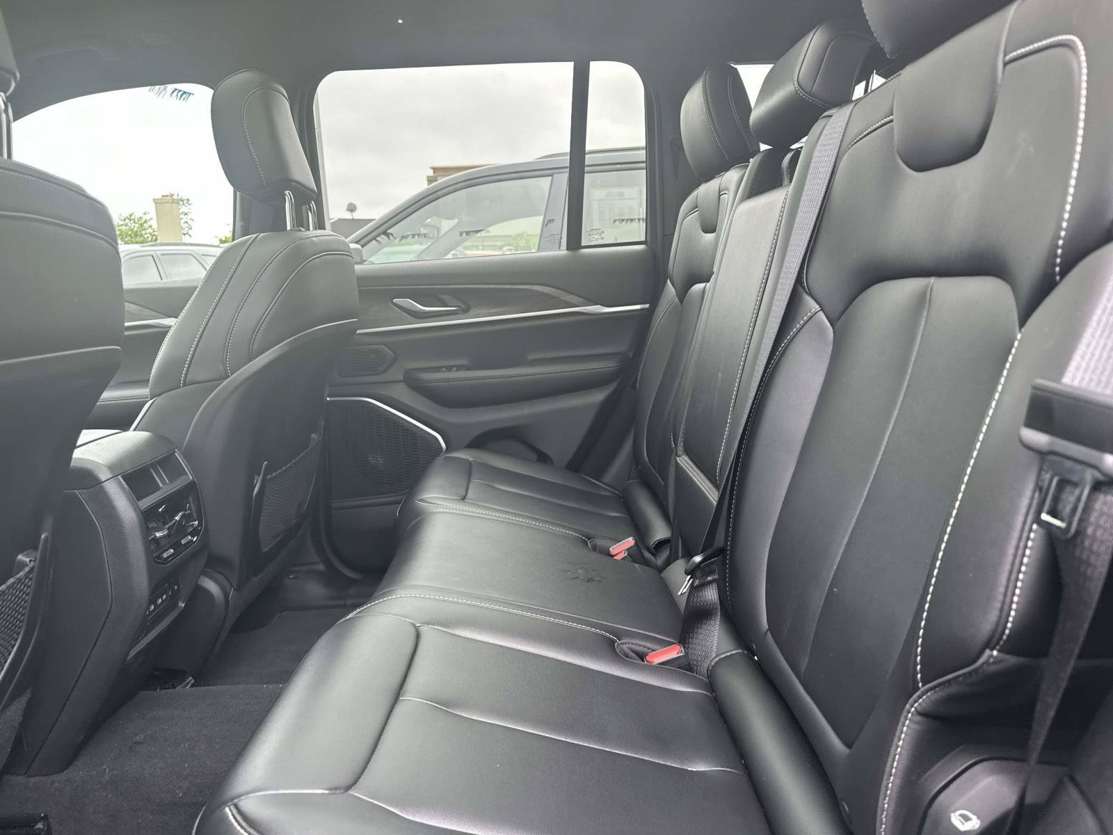 Used 2026 Jeep Grand Cherokee Limited w/ Limited Altitude Package AWD/4WD image 14