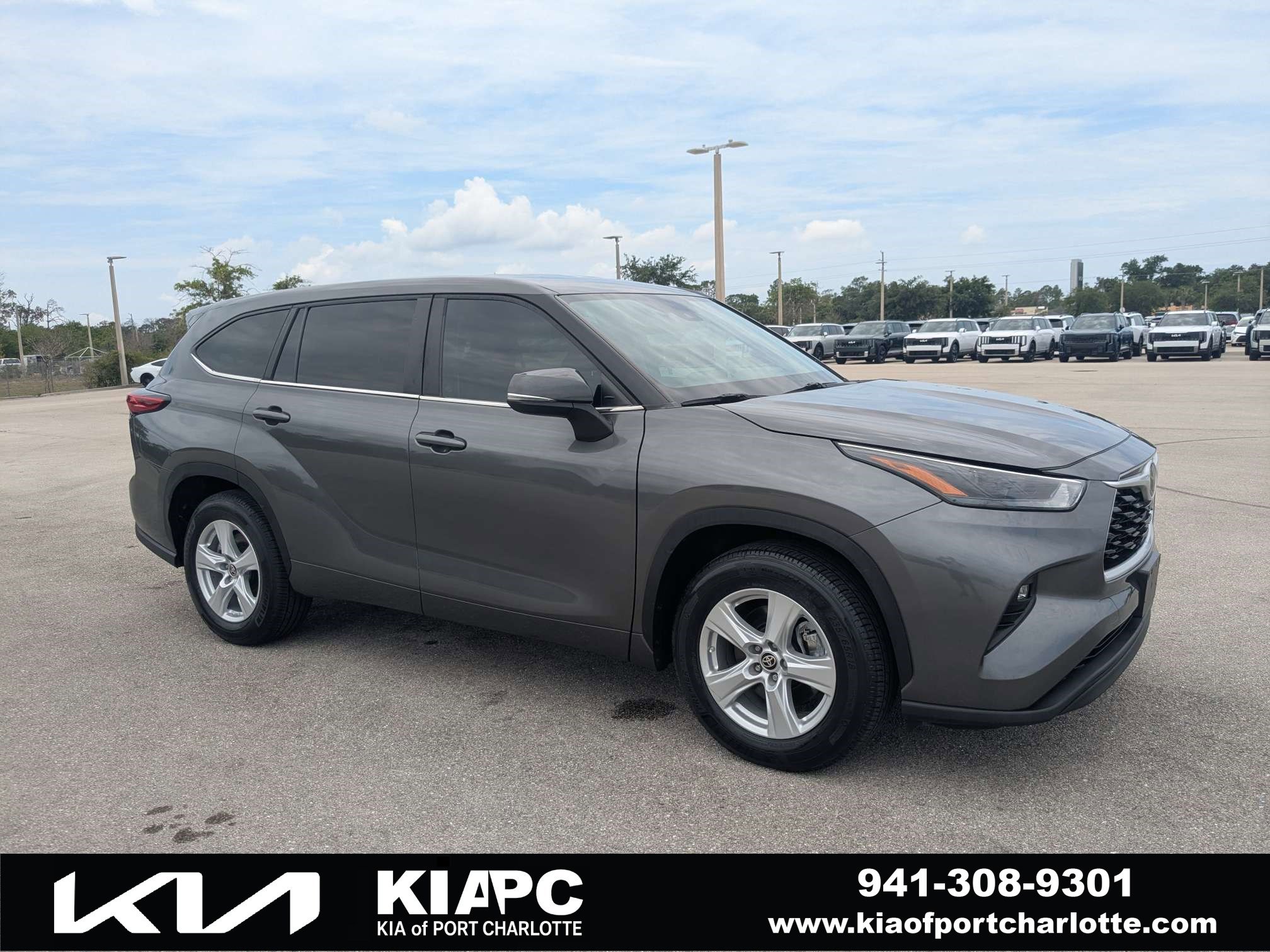 Used 2023 Toyota Highlander LE FWD image 1