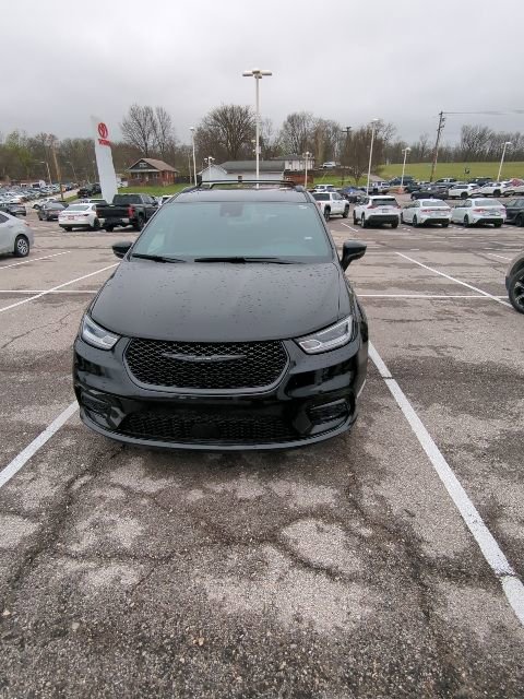 Used 2025 Chrysler Pacifica Limited image 4