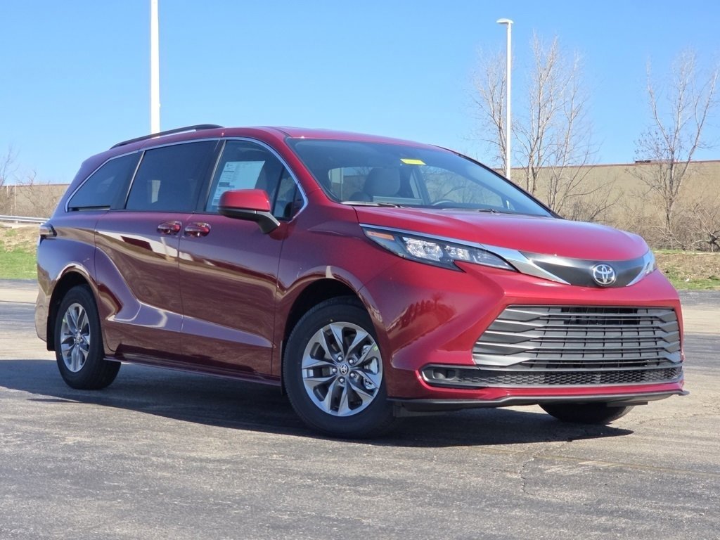 New 2026 Toyota Sienna LE image 2