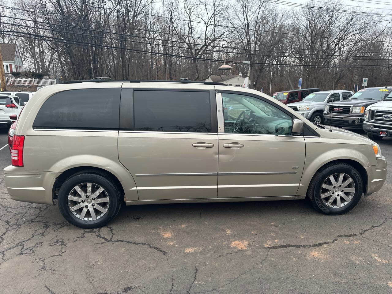 Used 2009 Chrysler Town & Country Touring image 4