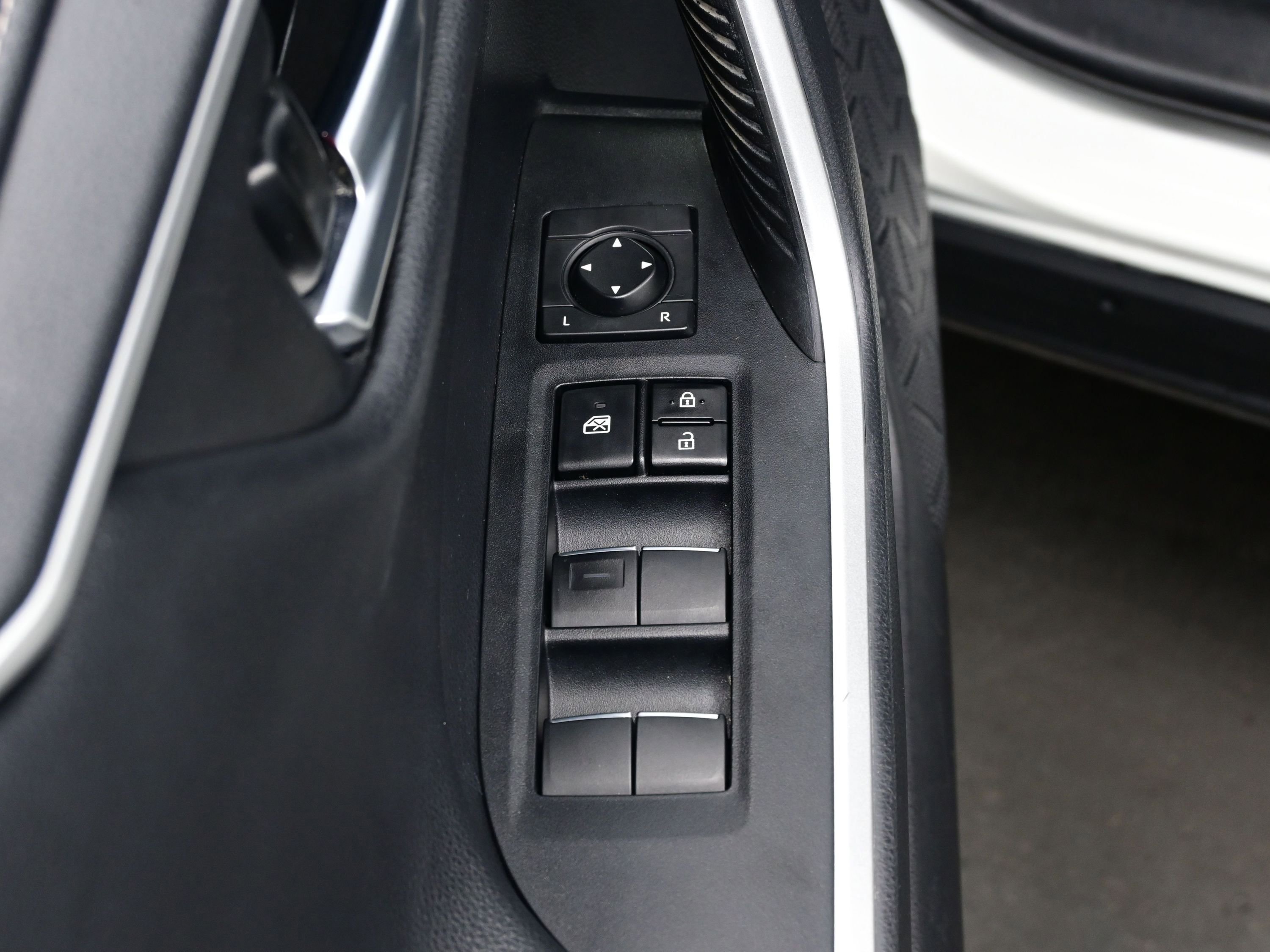 Used 2021 Toyota RAV4 Limited image 10