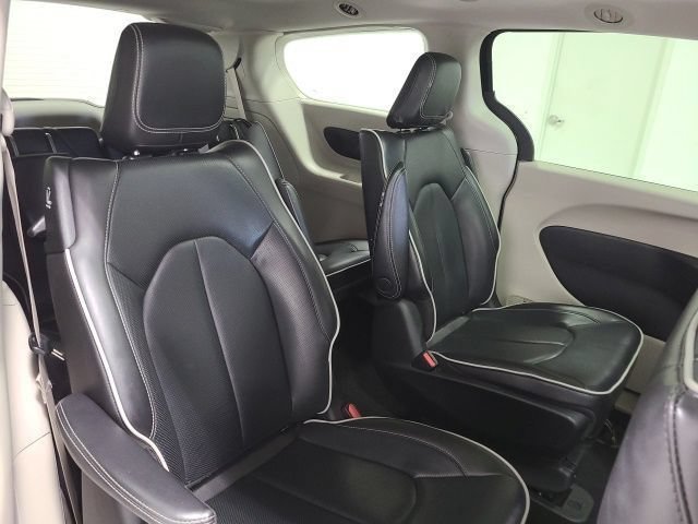 Used 2023 Chrysler Pacifica Limited FWD image 17