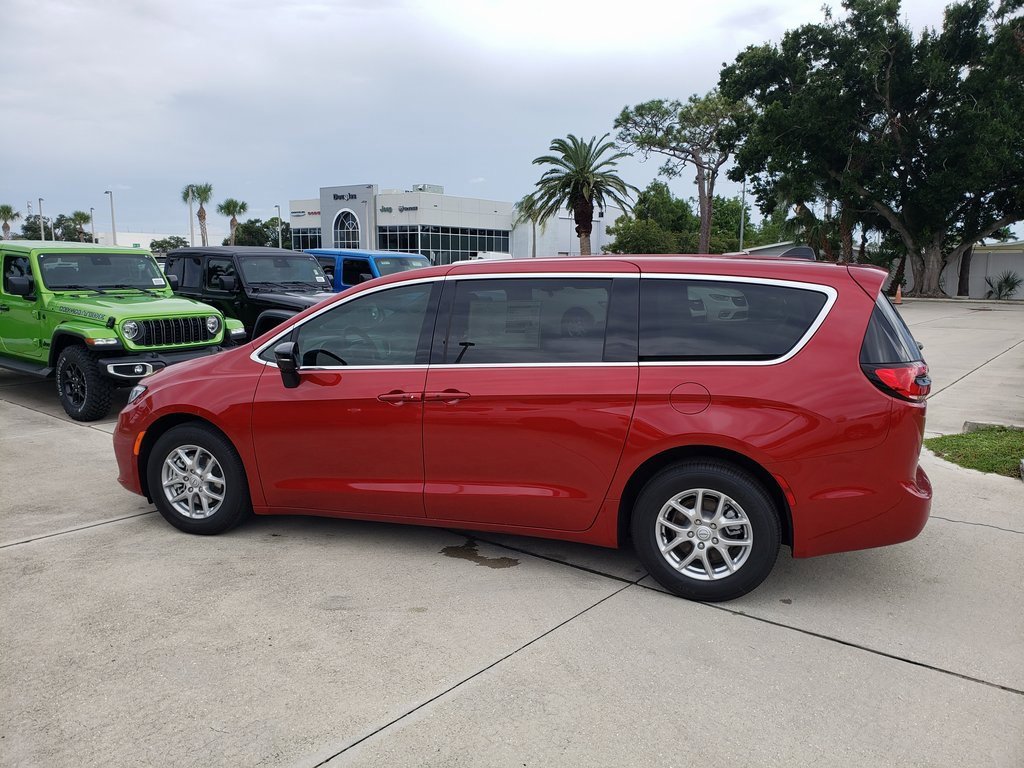New 2026 Chrysler Pacifica Select image 3