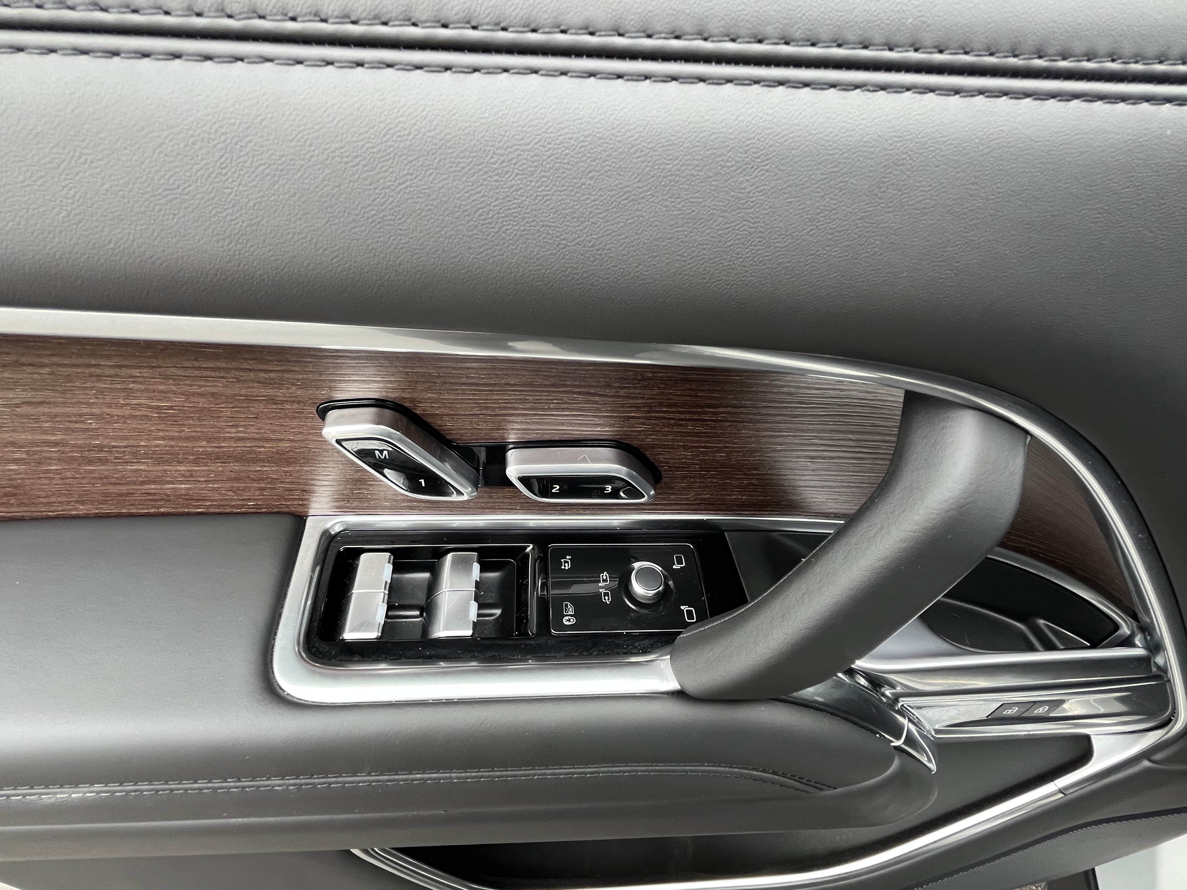 Certified 2025 Land Rover Range Rover SE image 15