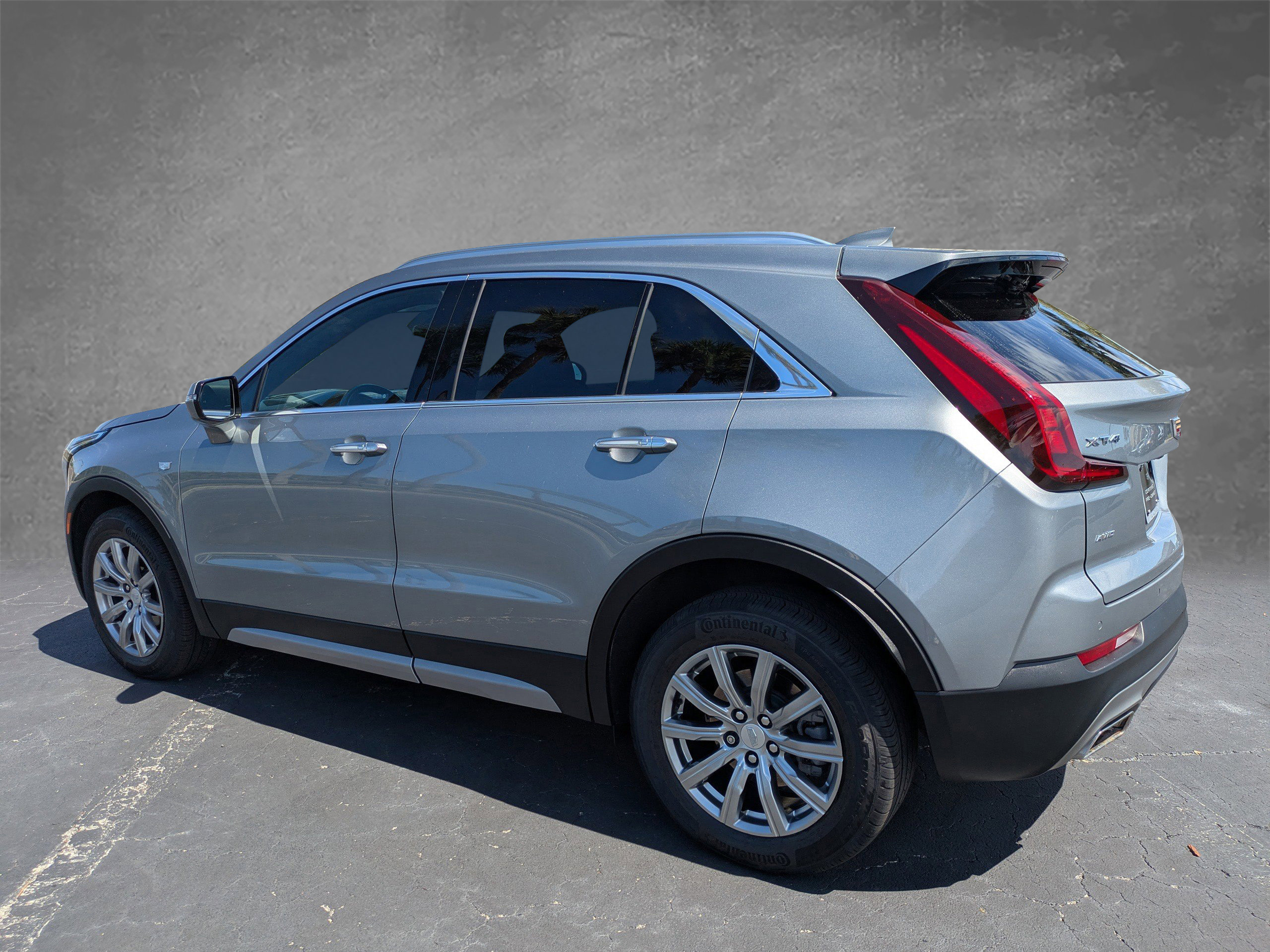 Certified 2023 Cadillac XT4 Premium Luxury w/ Technology Package AWD/4WD image 4