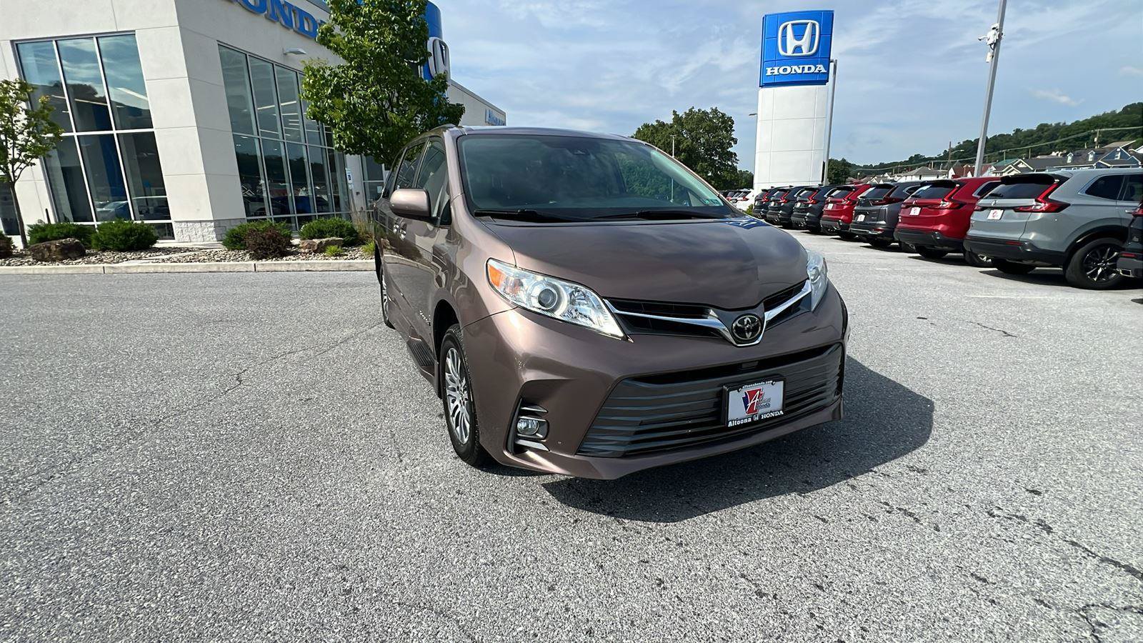 Used 2020 Toyota Sienna XLE w/ XLE Navigation Package FWD image 2
