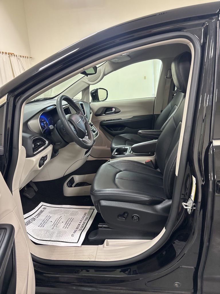 Used 2024 Chrysler Pacifica Touring-L FWD image 9