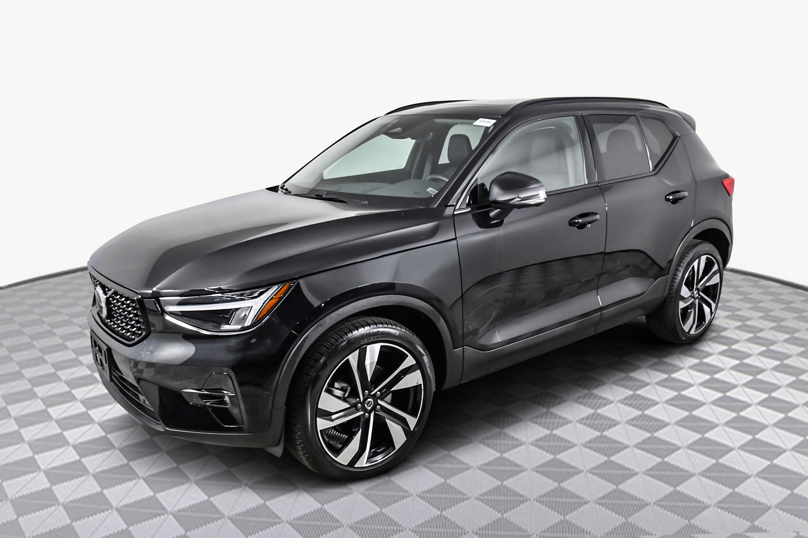 Used 2025 Volvo XC40 B5 Plus image 4