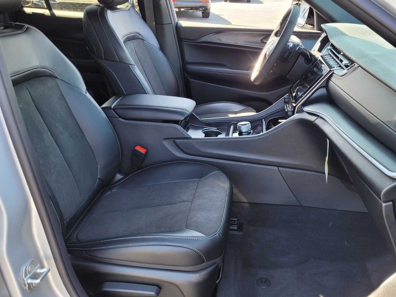 New 2025 Jeep Grand Cherokee Altitude image 12