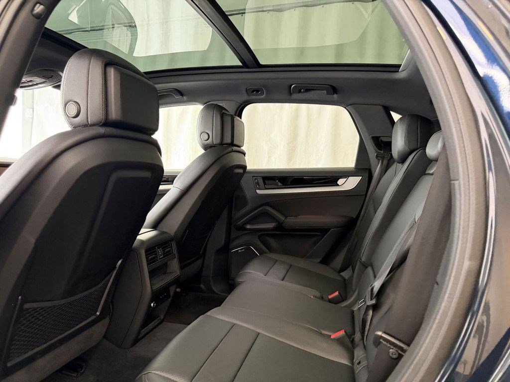 Used 2025 Porsche Cayenne S AWD/4WD image 24