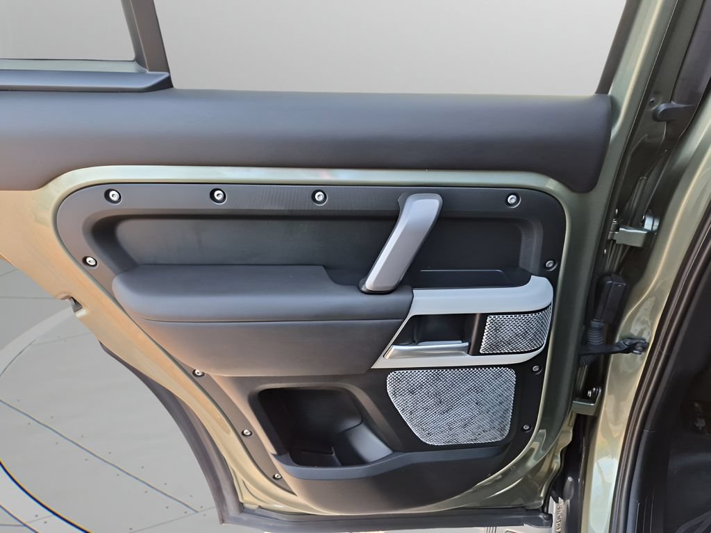 Used 2024 Land Rover Defender 130 X-Dynamic SE AWD/4WD image 20
