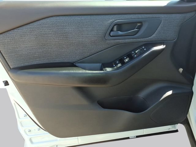 Used 2023 Nissan Rogue S AWD/4WD image 10