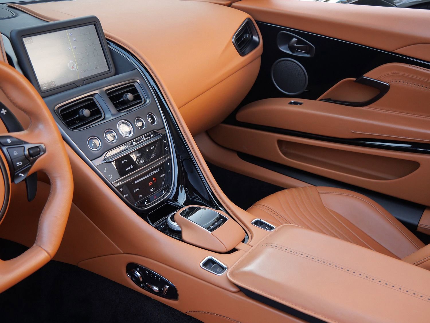 Used 2023 Aston Martin DB11 Volante RWD image 10