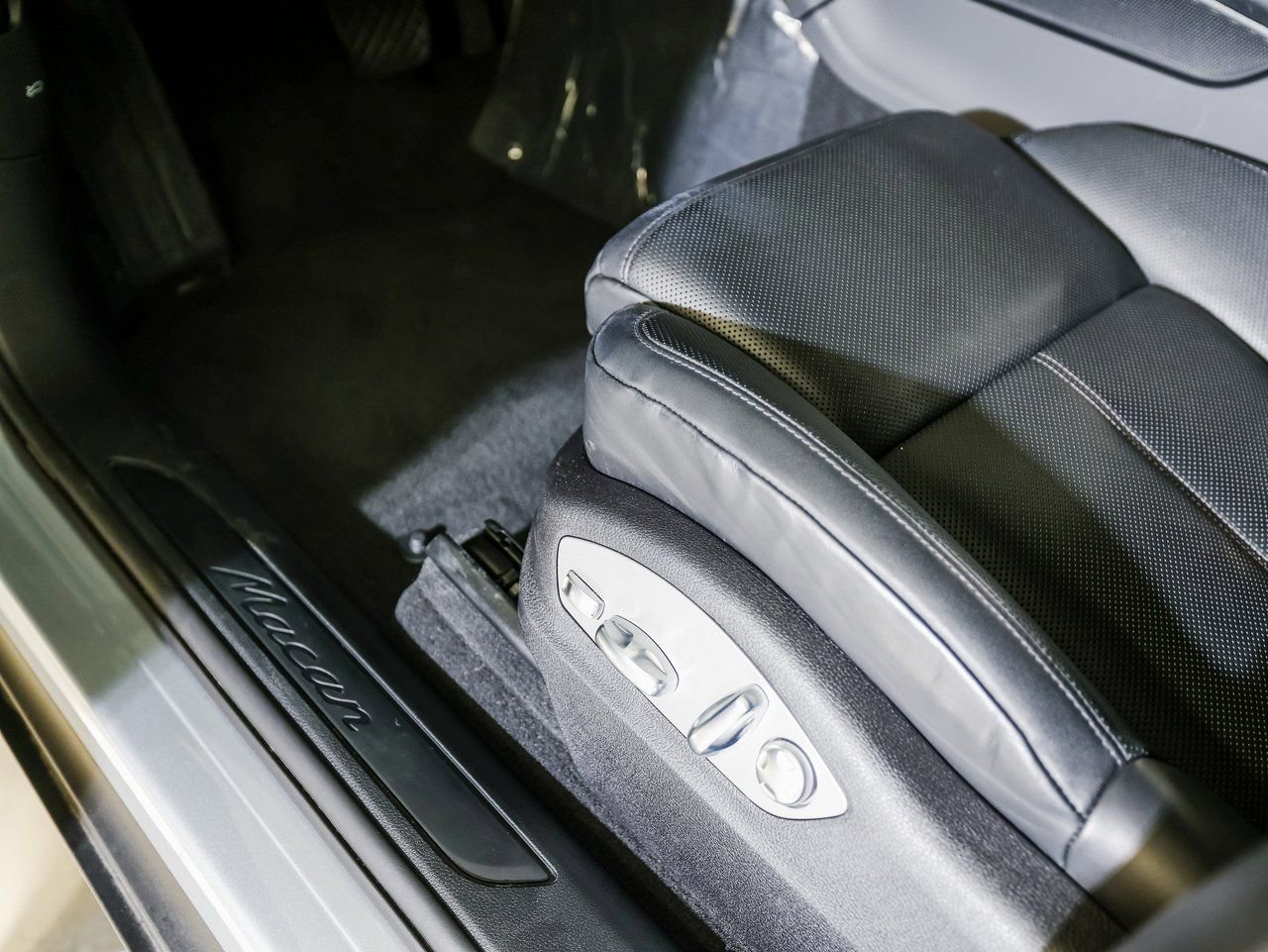 Certified 2025 Porsche Macan image 14