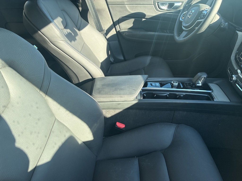 Certified 2025 Volvo XC60 B5 Plus image 4
