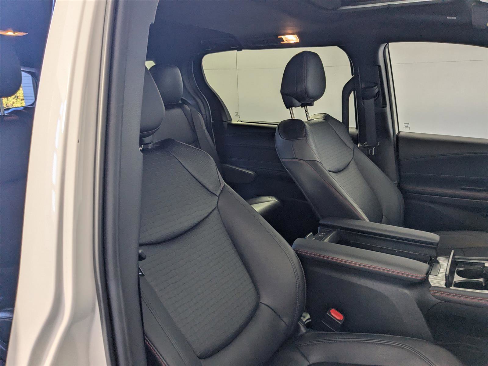 Used 2025 Toyota Sienna XSE image 28