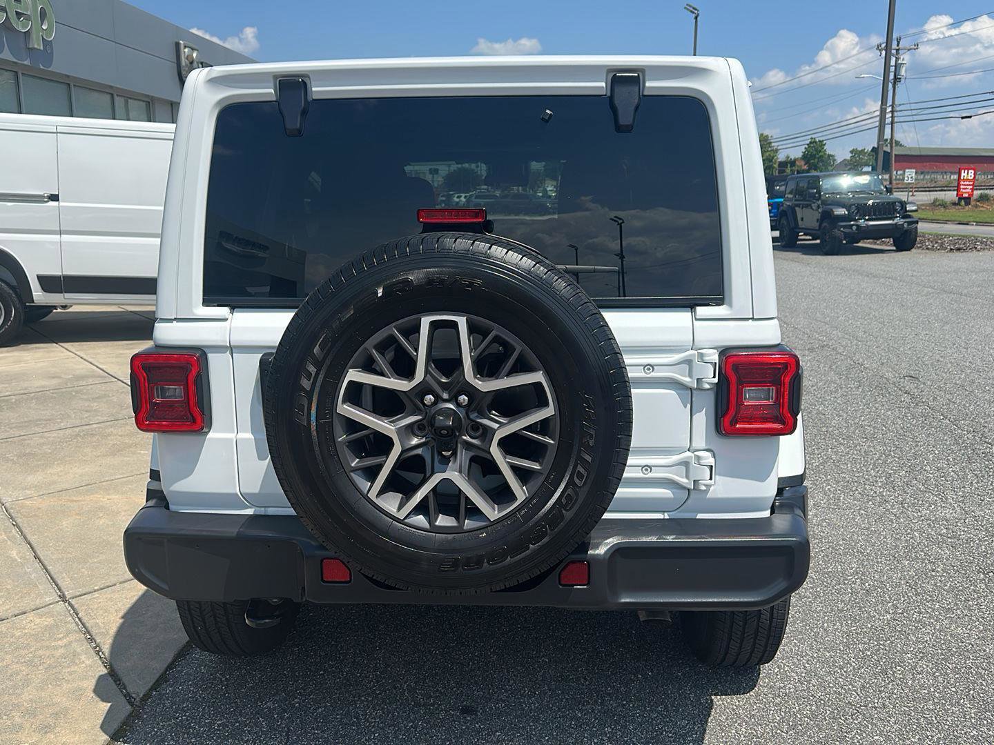 Used 2024 Jeep Wrangler Sahara image 9