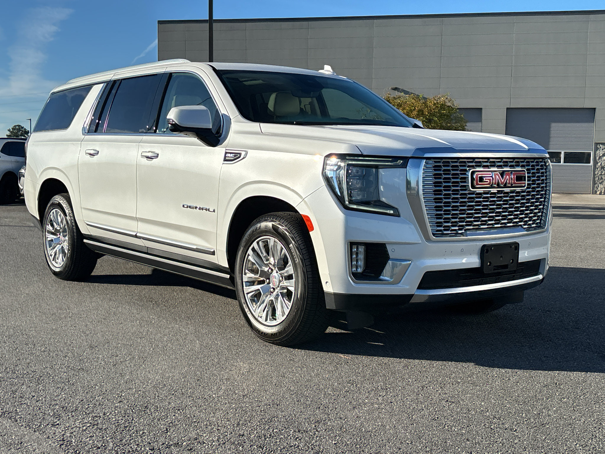 Used 2023 GMC Yukon XL Denali w/ Advanced Technology Package RWD image 4