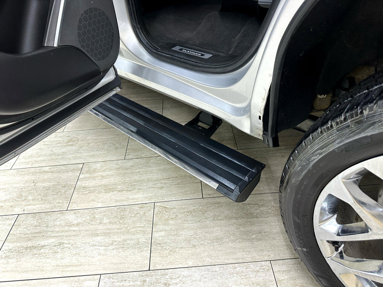 Used 2017 Cadillac Escalade Platinum image 40