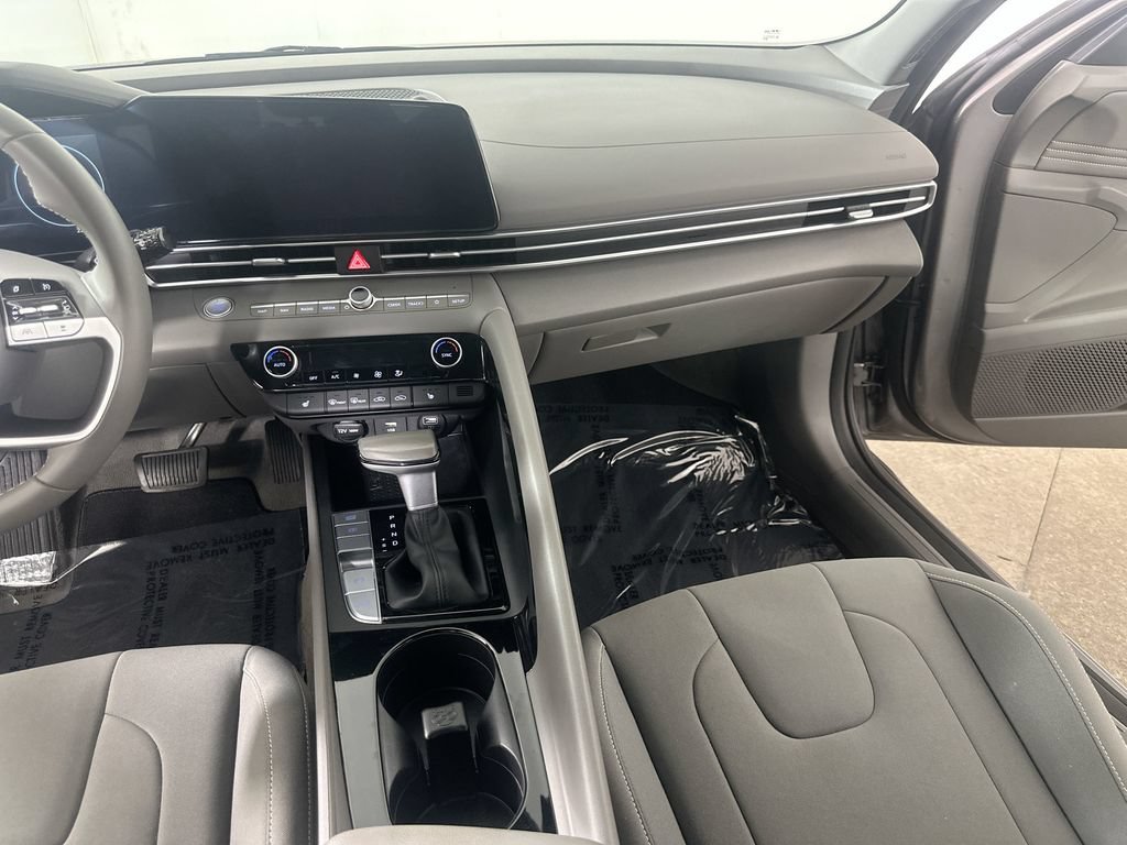 Used 2023 Hyundai Elantra SEL w/ Convenience Package FWD image 19