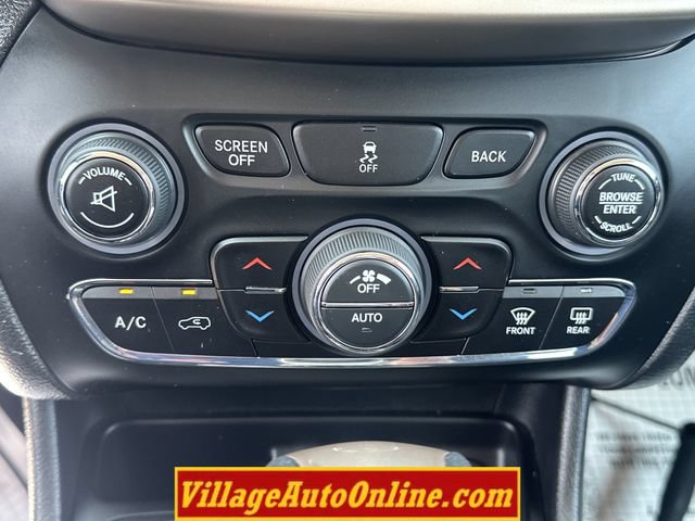 Used 2017 Jeep Cherokee Latitude w/ Comfort/Convenience Group AWD/4WD image 19