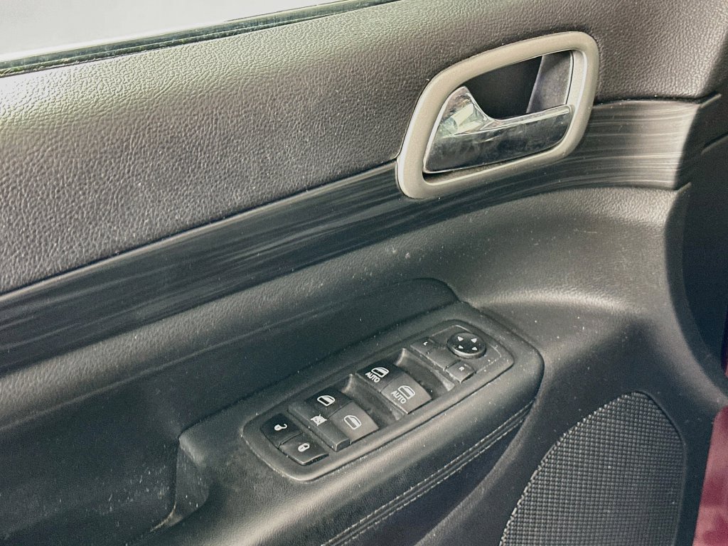 Used 2019 Jeep Grand Cherokee Laredo AWD/4WD image 23