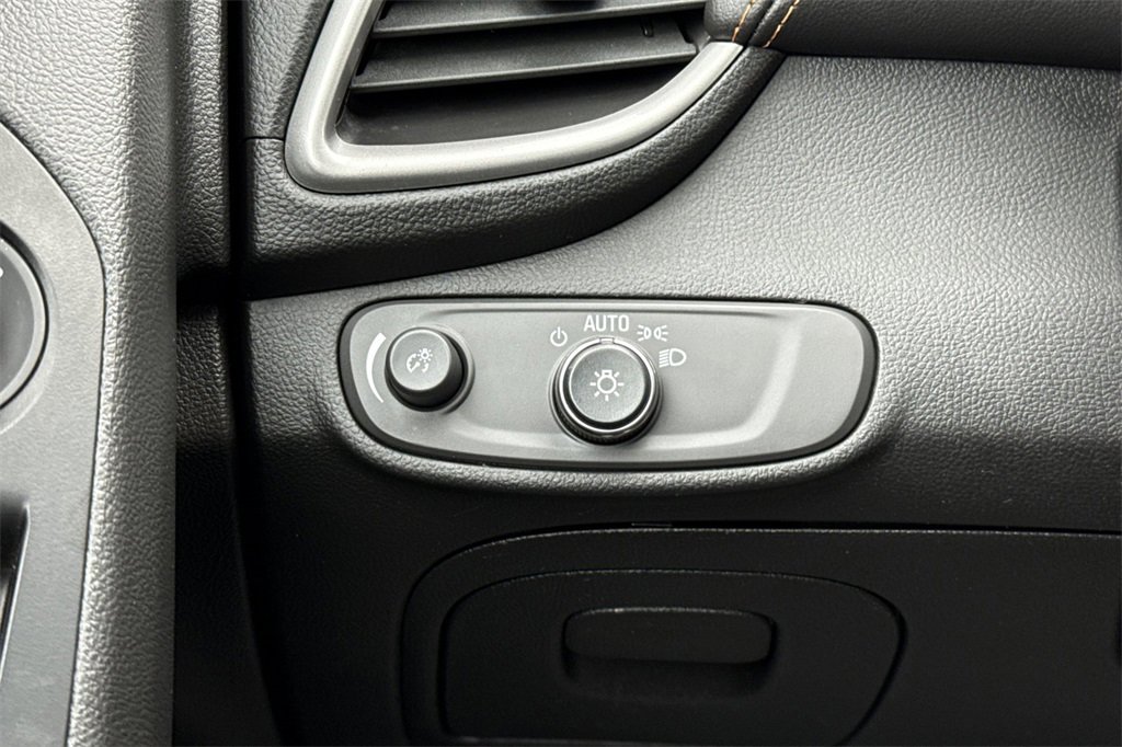 Used 2022 Chevrolet Trax LT w/ Midnight Edition image 36