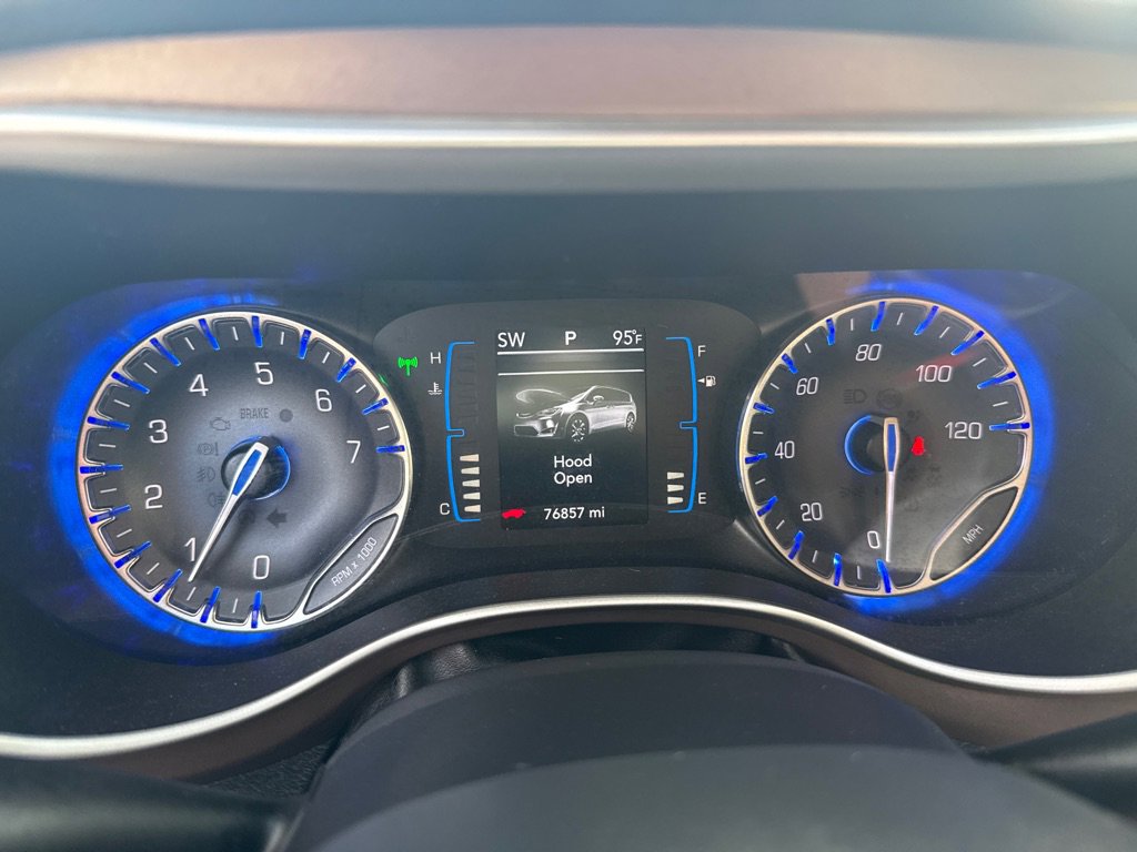 Used 2017 Chrysler Pacifica Touring-L w/ Tire & Wheel Group image 16