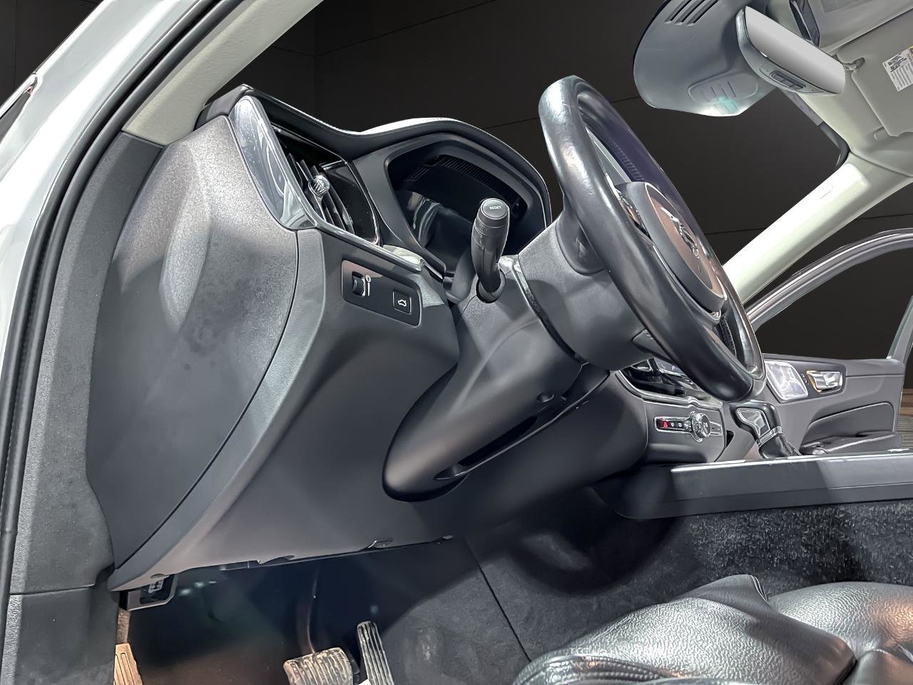 Used 2018 Volvo XC60 T6 Inscription w/ Convenience Package image 22