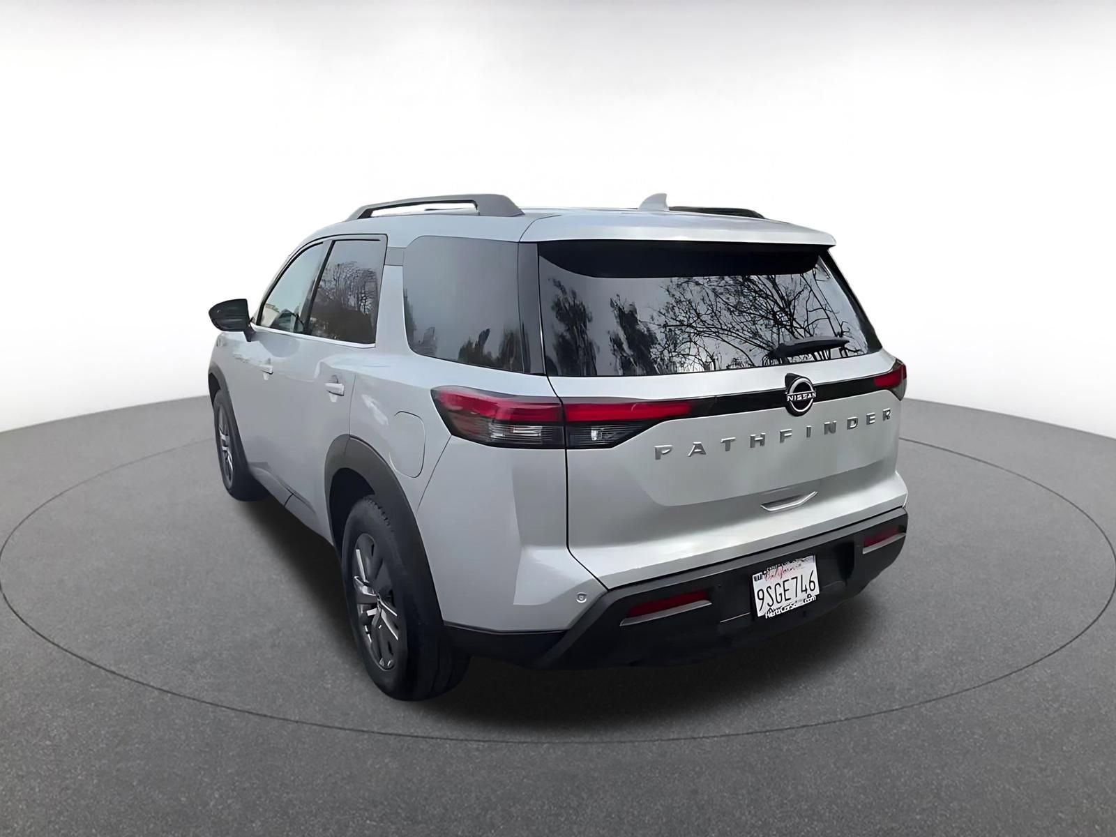 Used 2025 Nissan Pathfinder SV image 11