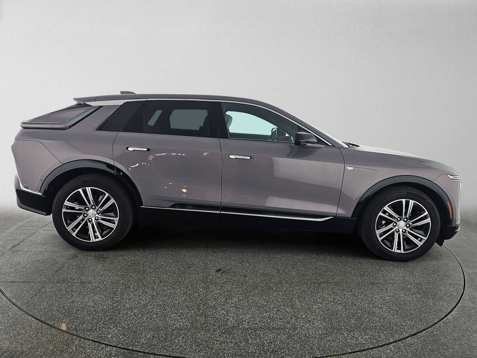 Used 2025 Cadillac Lyriq Luxury AWD/4WD image 2