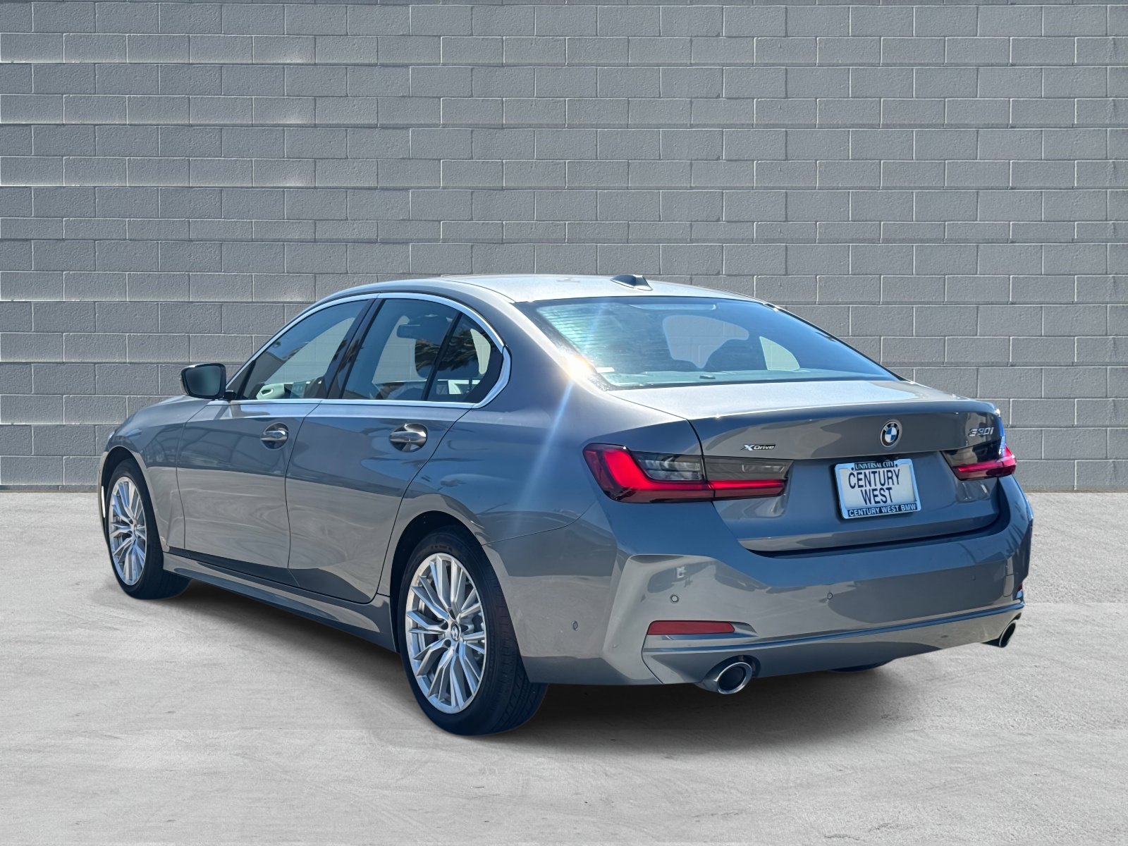 Used 2024 BMW 330i xDrive 330i xDrive Sedan AWD w/ Premium Package image 3