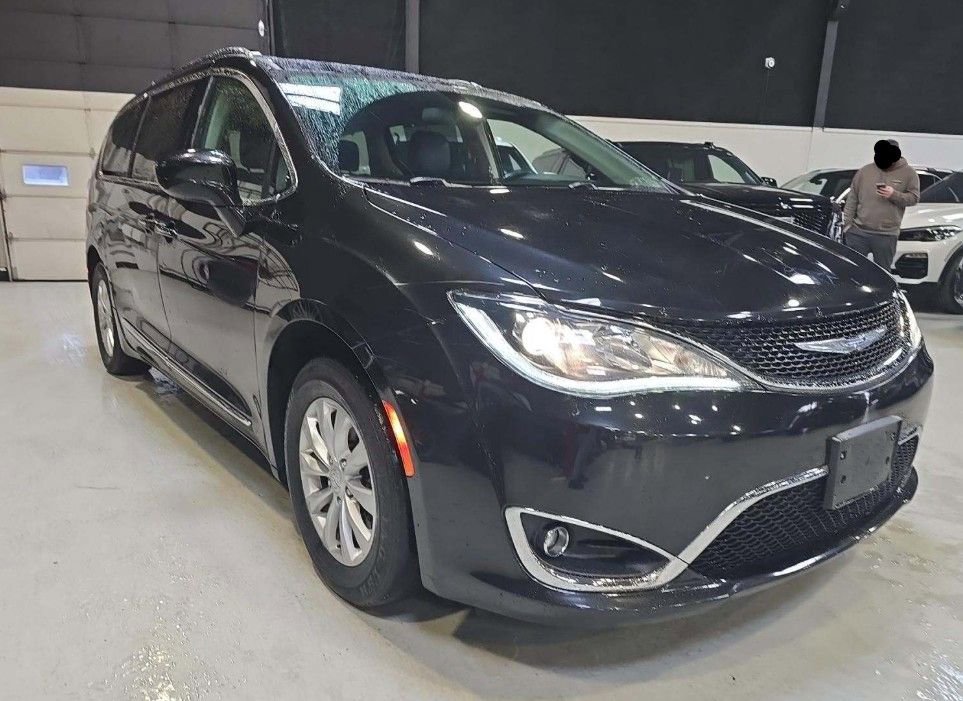 Used 2018 Chrysler Pacifica Touring-L image 11