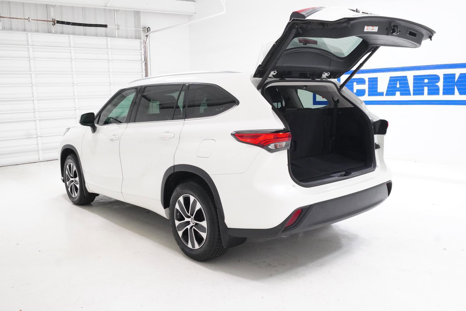 Used 2020 Toyota Highlander XLE FWD image 9