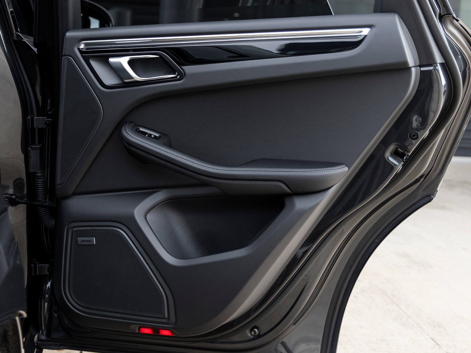 Certified 2025 Porsche Macan Turbo AWD/4WD image 34