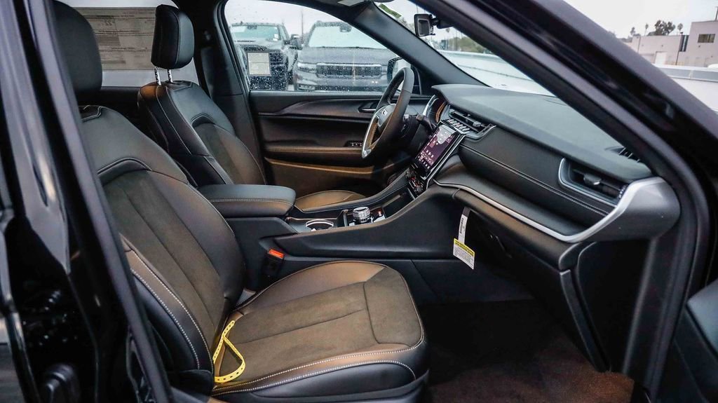 New 2025 Jeep Grand Cherokee Altitude image 18