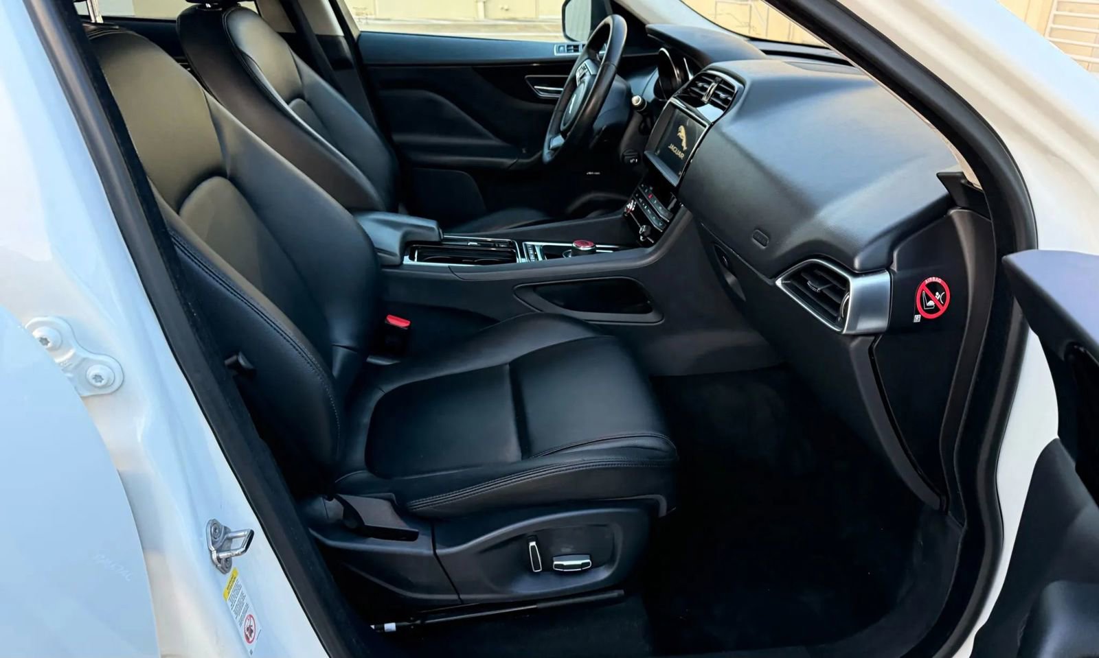 Used 2019 Jaguar F-PACE image 19