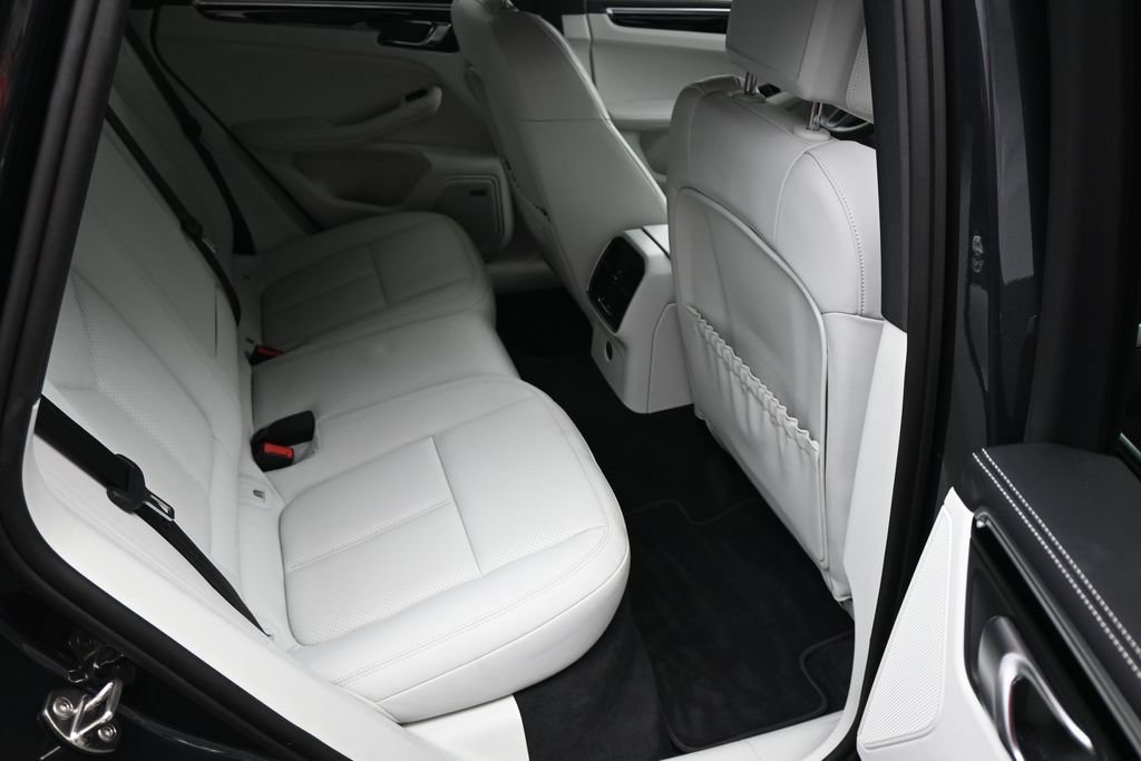 Certified 2024 Porsche Macan AWD/4WD image 10
