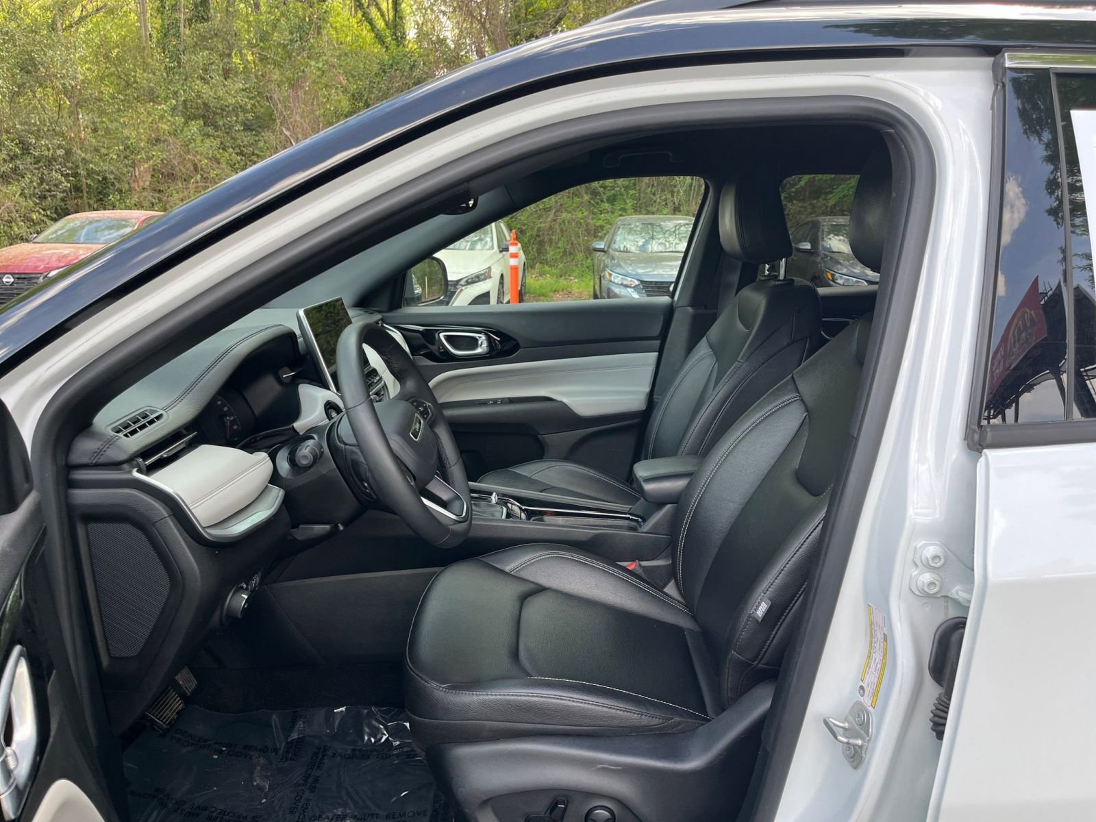 Used 2025 Jeep Compass Limited image 28