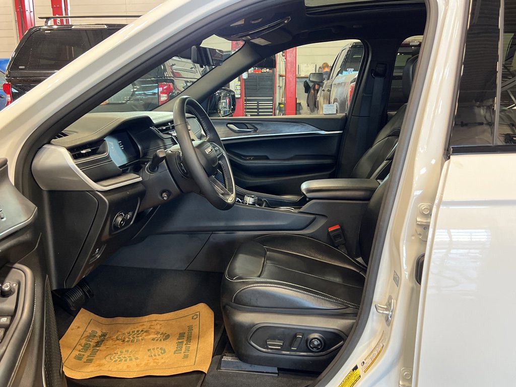 Used 2025 Jeep Grand Cherokee Limited w/ Luxury Tech Group II image 13