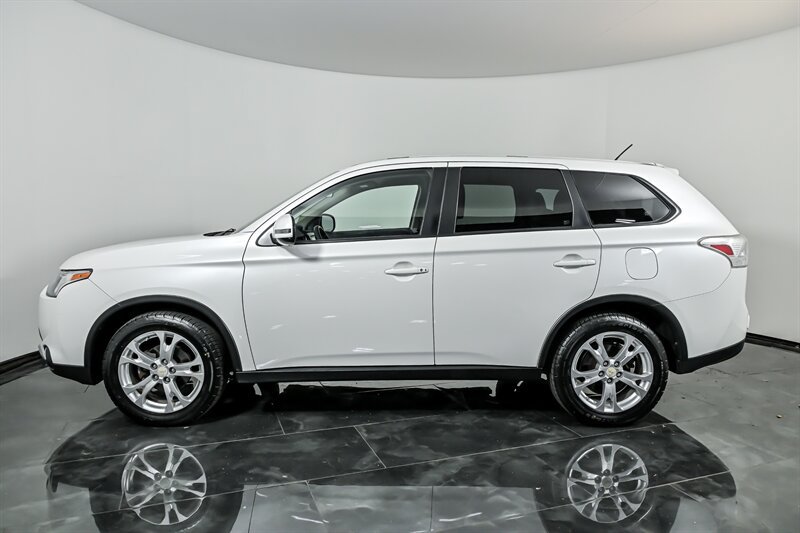 Used 2015 Mitsubishi Outlander SE AWD/4WD image 6