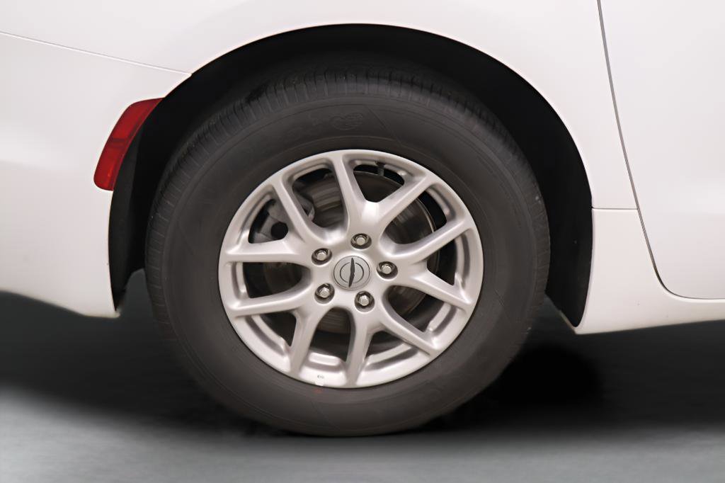 Used 2025 Chrysler Pacifica Select FWD image 31