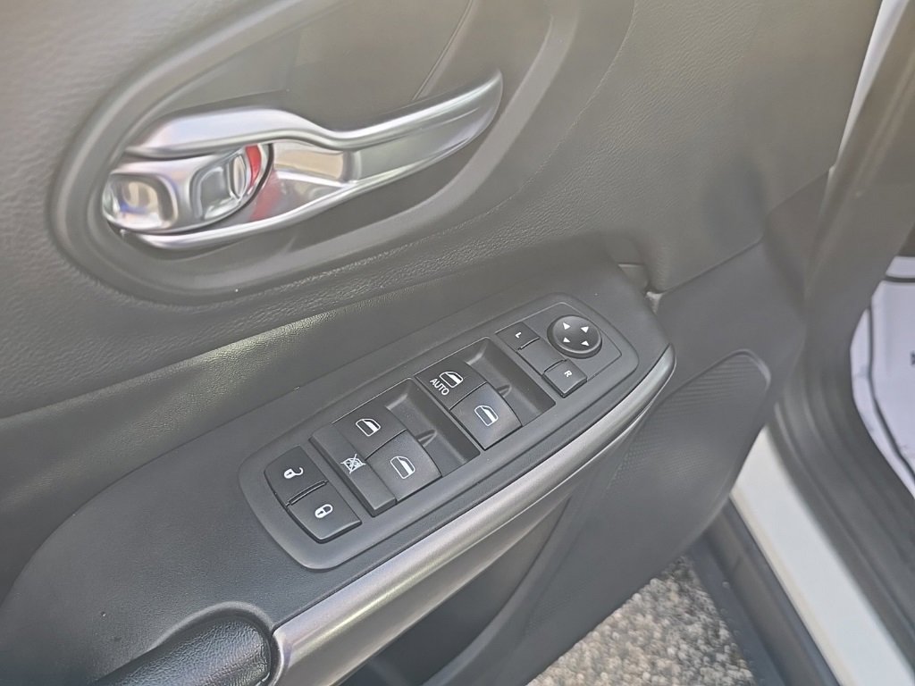 Used 2019 Jeep Cherokee Latitude w/ Cold Weather Group image 11