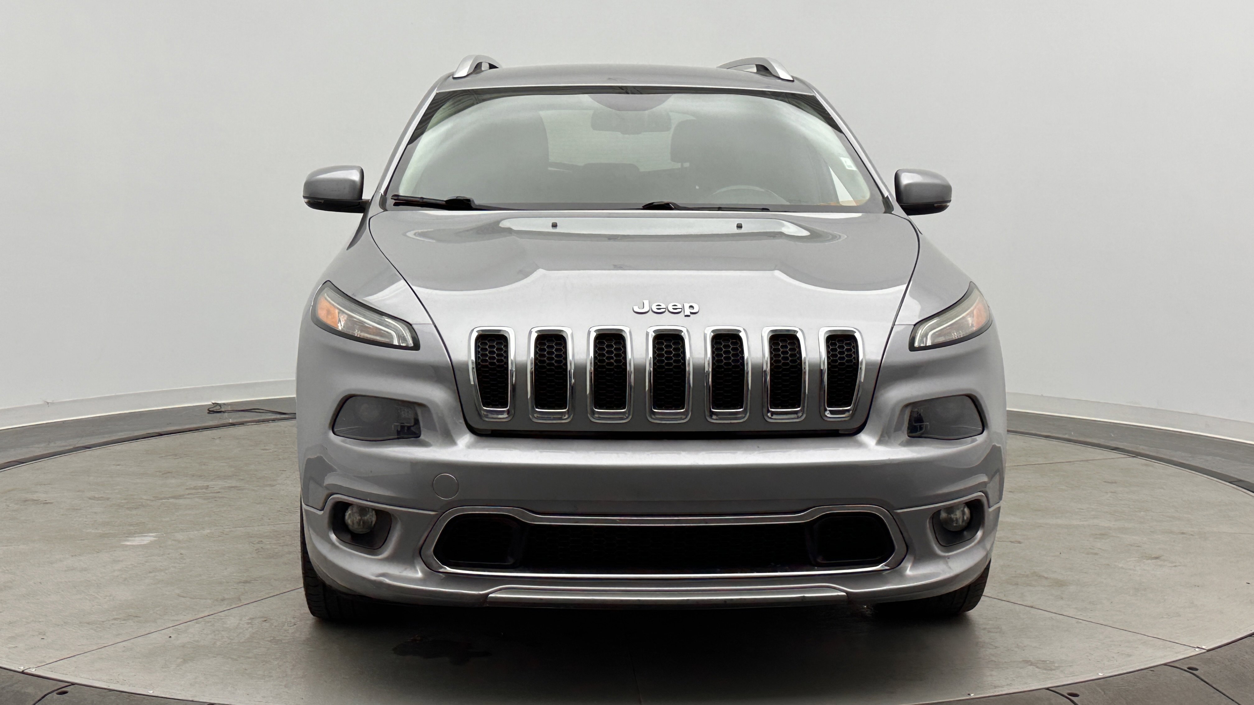 Used 2016 Jeep Cherokee Overland FWD image 2