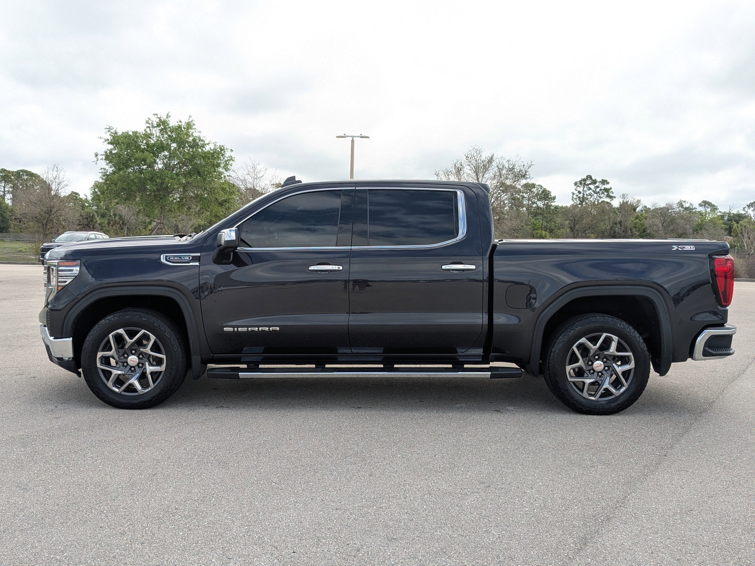Used 2022 GMC Sierra 1500 SLT w/ SLT Premium Plus Package AWD/4WD image 8
