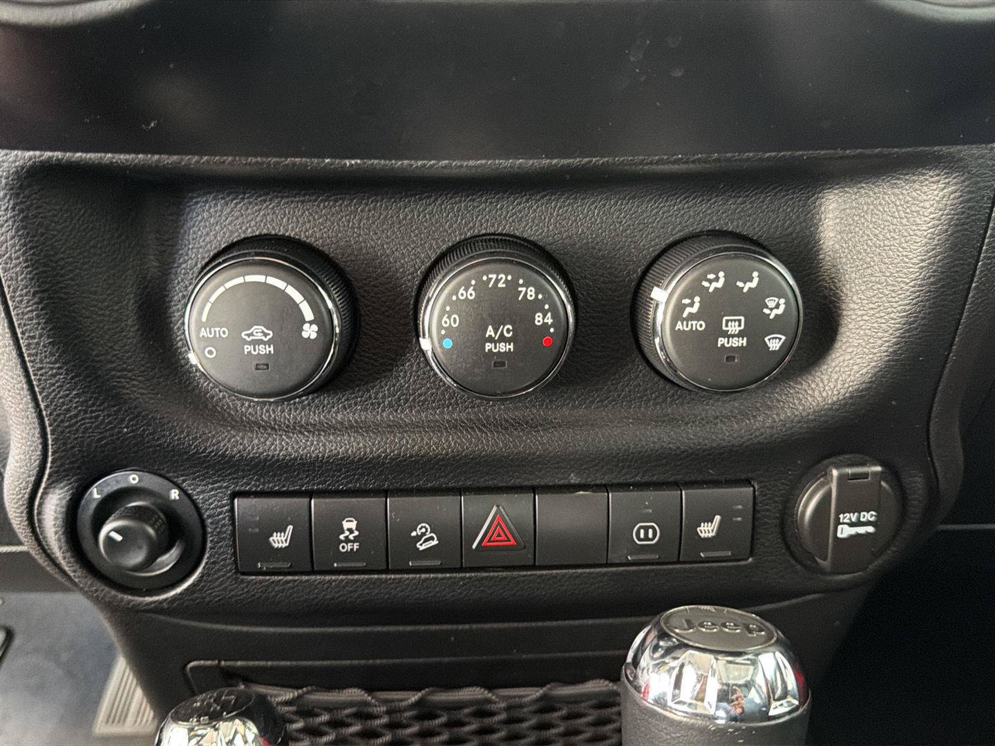 Used 2012 Jeep Wrangler Unlimited Rubicon w/ Connectivity Group AWD/4WD image 9