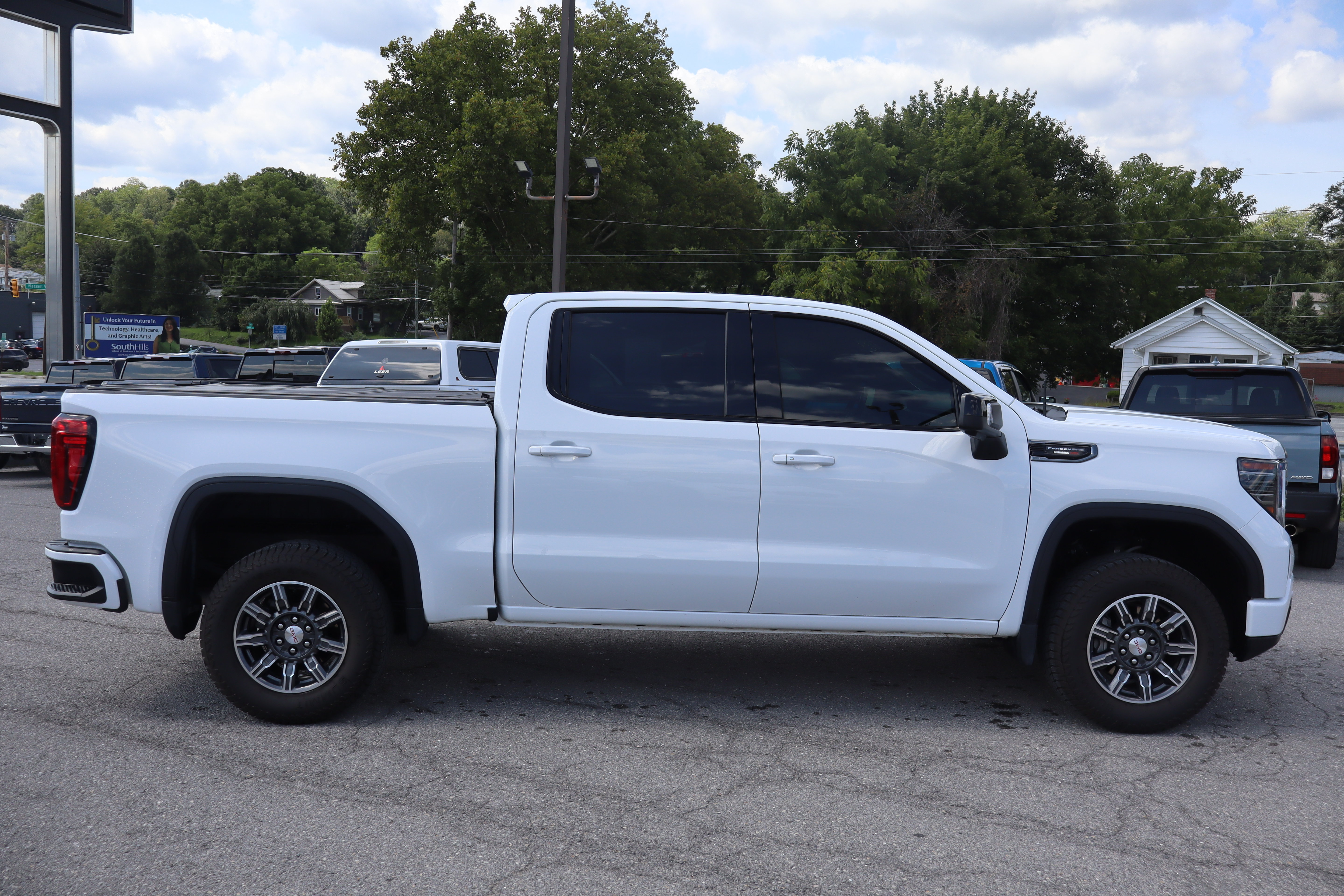 Used 2024 GMC Sierra 1500 AT4 w/ AT4 Carbonpro Edition AWD/4WD image 2