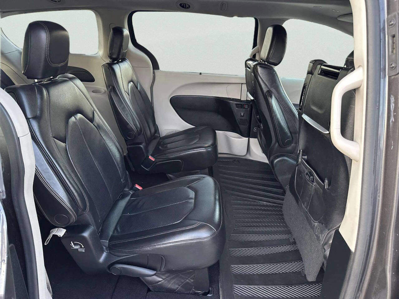 Used 2018 Chrysler Pacifica Touring-L Plus w/ Tire & Wheel Group image 13