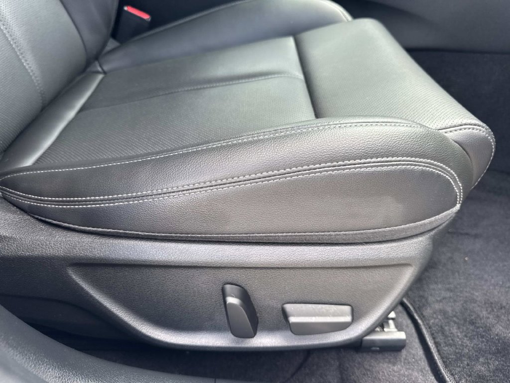 Used 2025 Genesis G70 2.5T RWD image 14